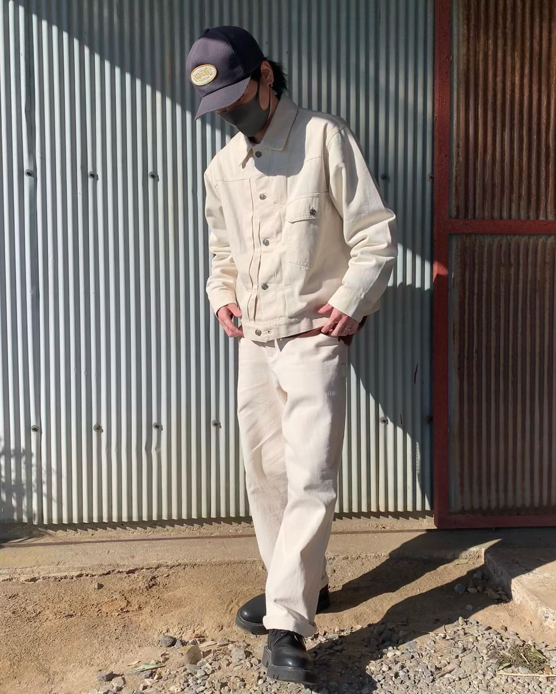 goi y chang mac do mau trang cho nam quy mao 2023.4