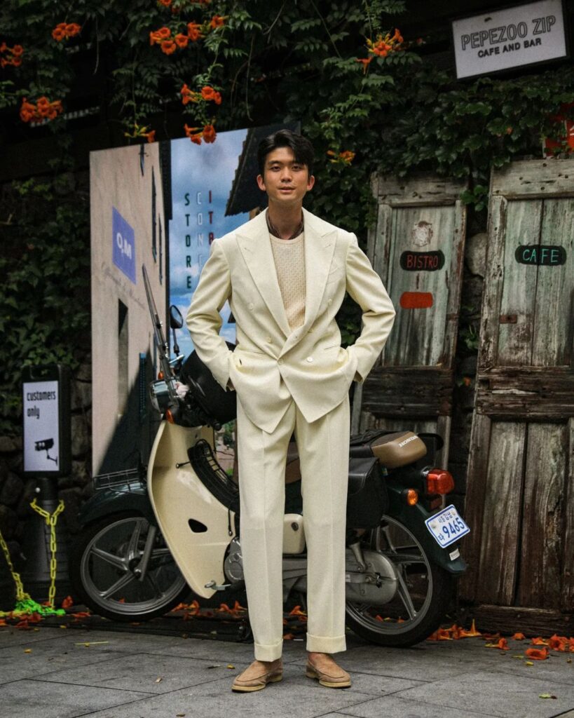 goi y chang mac do mau trang cho nam quy mao 2023.3