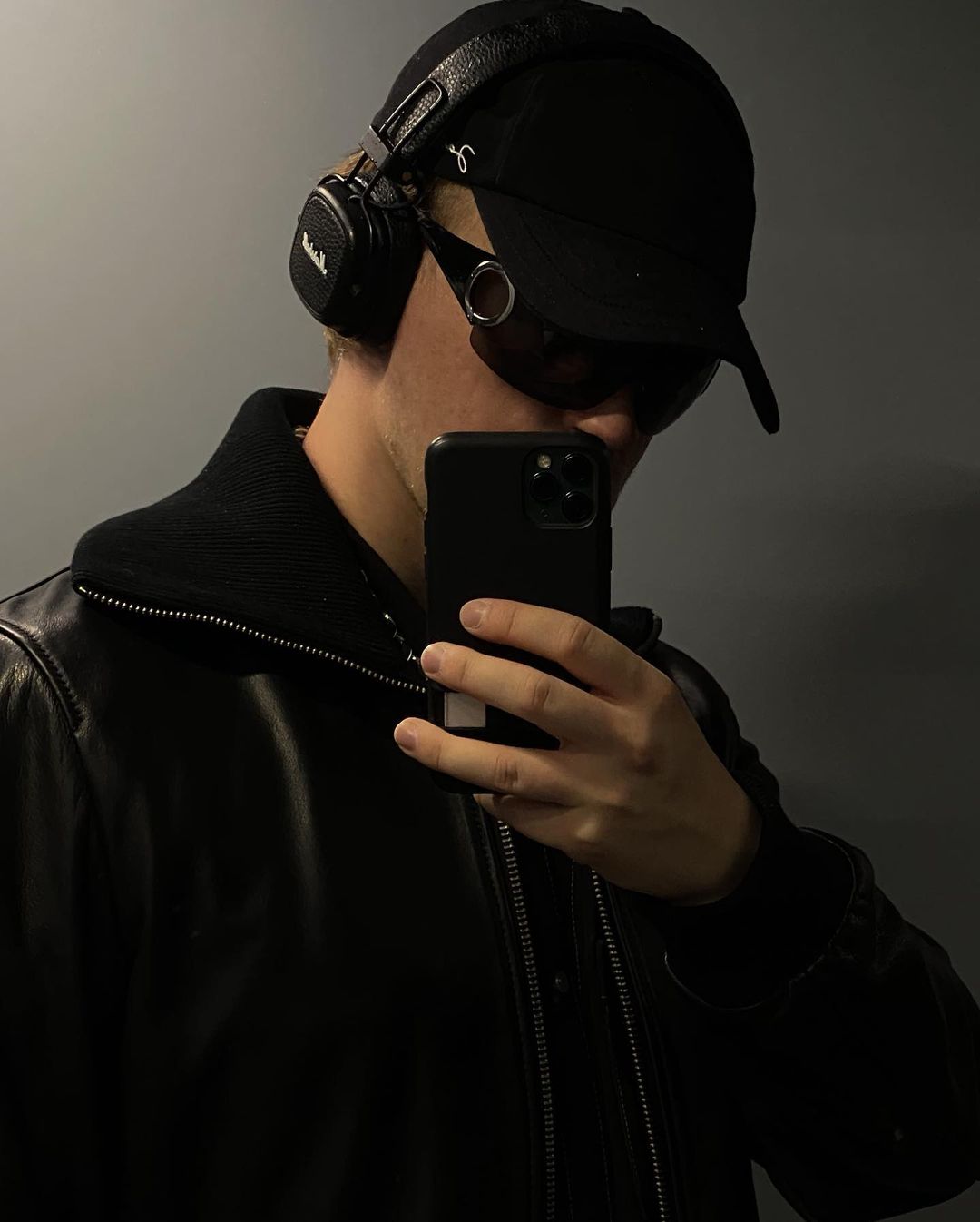 phoi do phong thuy tong den cho nam 2023.5