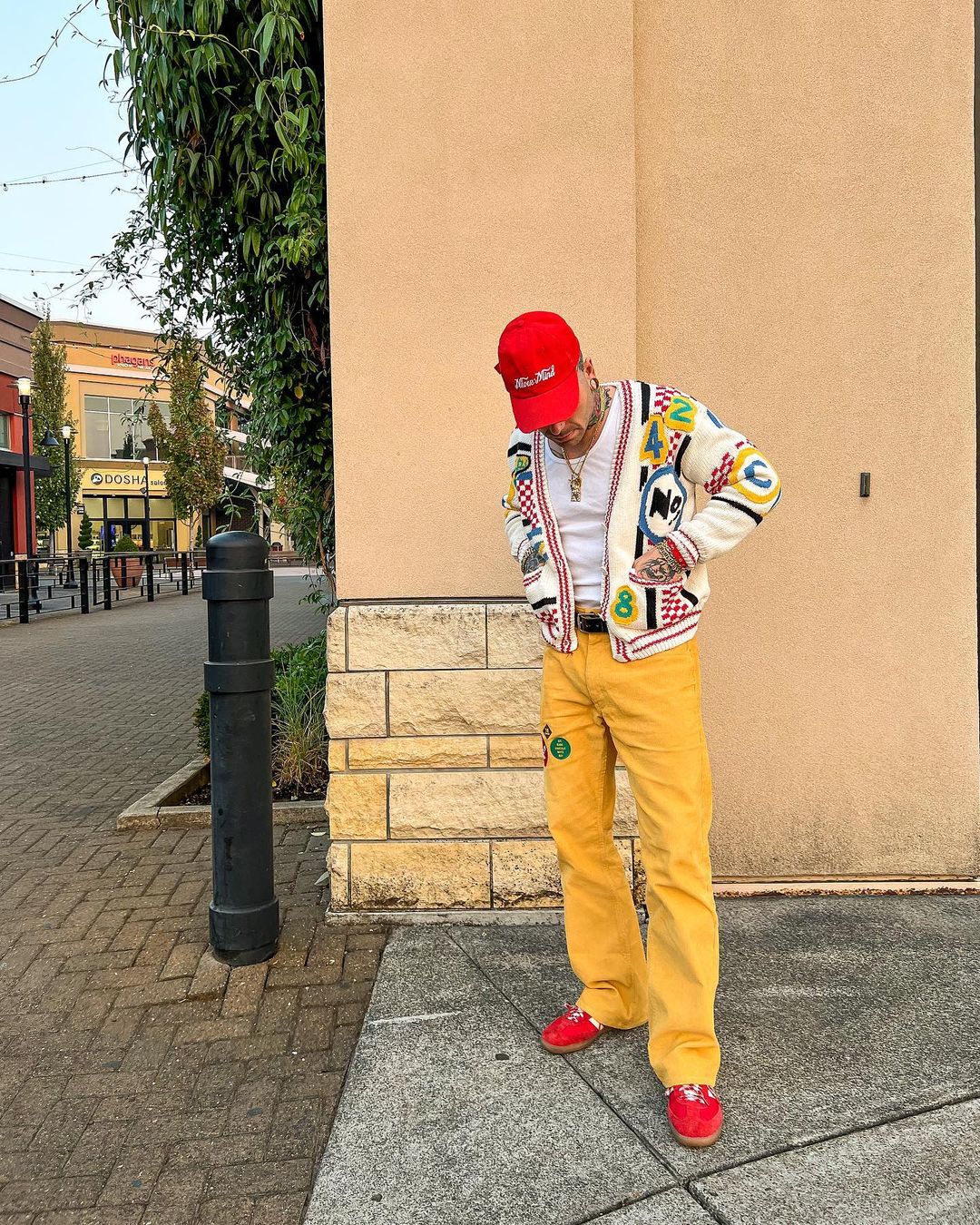 phoi do mau vang phong thuy cho nam 2023.4