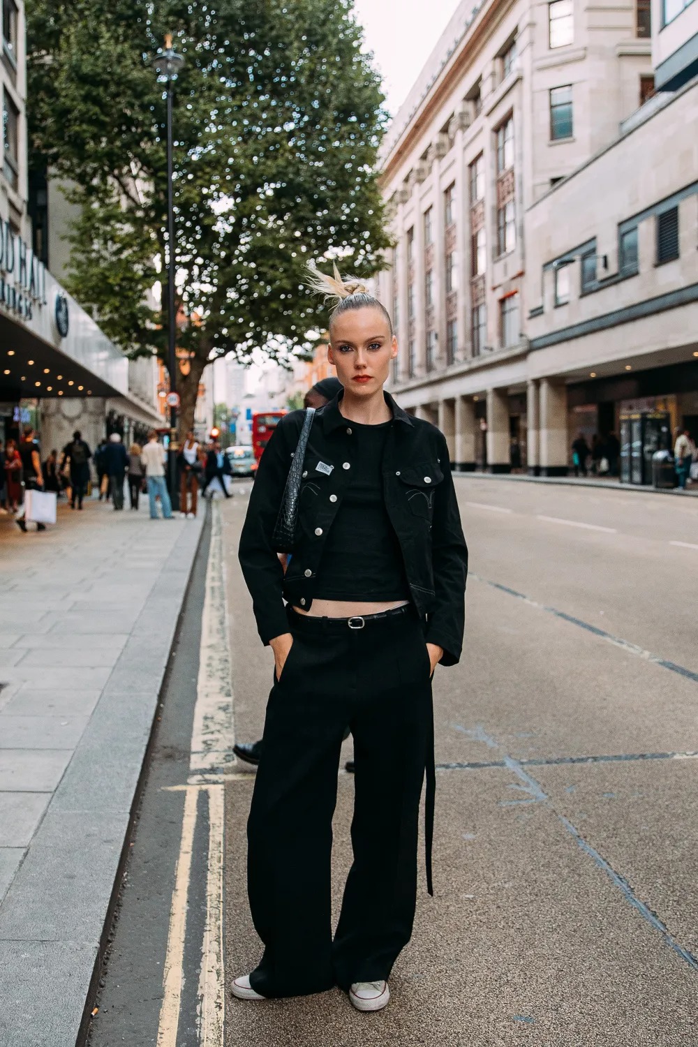 mac do cong so them nang dong hon voi giay sneaker.5