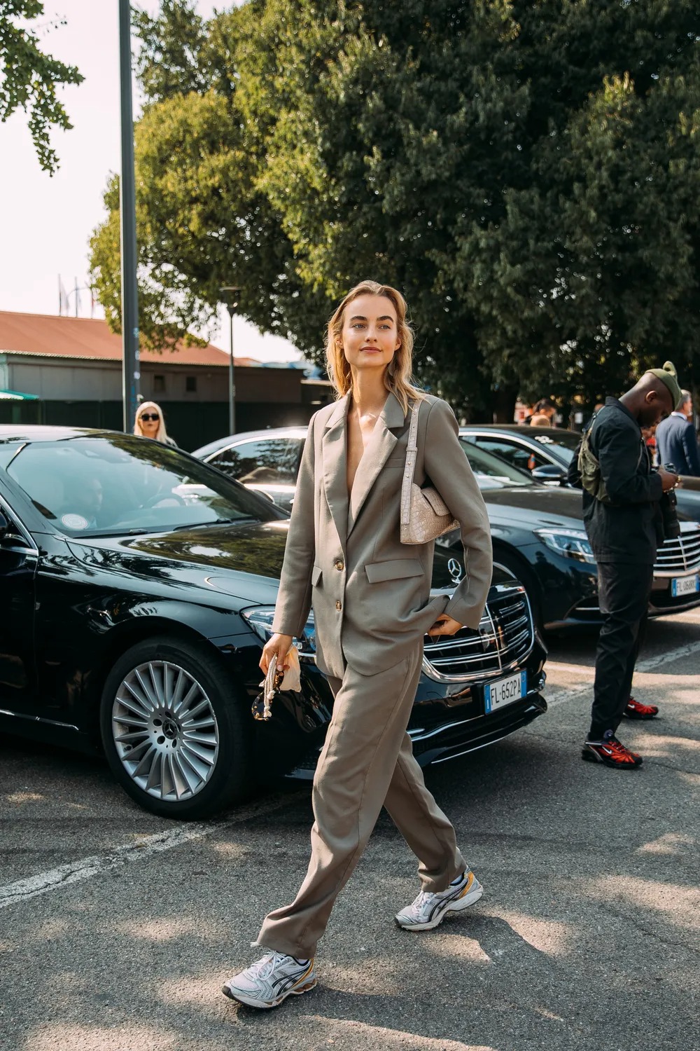 mac do cong so them nang dong hon voi giay sneaker.2