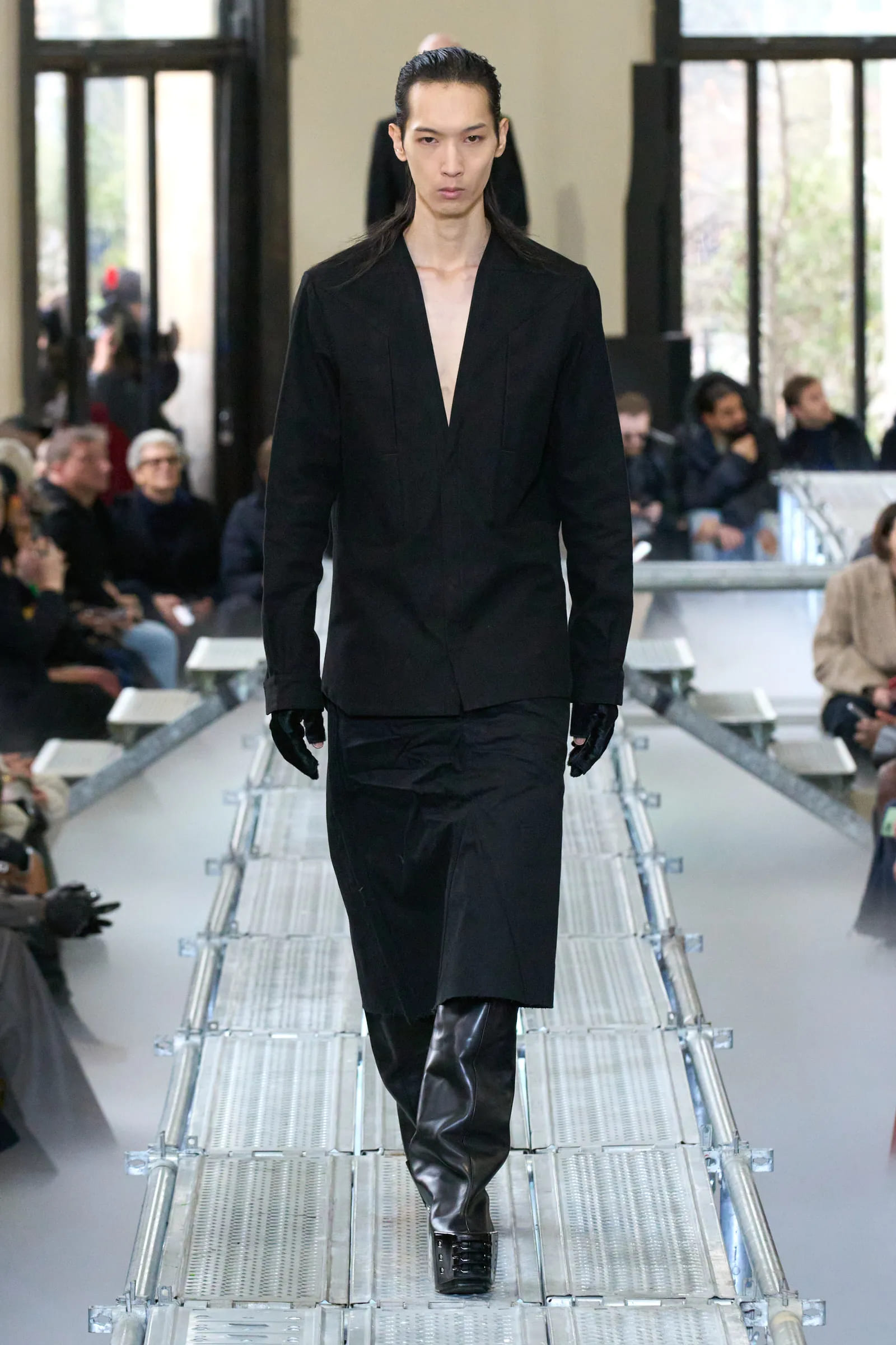 xu huong thoi trang nam 2023 den tu cac thuong hieu noi tieng.4