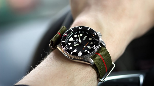 tim hieu ve dong ho day vai chao luu duoc ua thich boi gioi tre hien nay.3