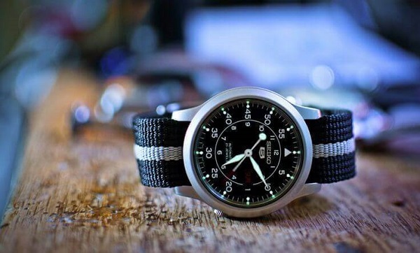 tim hieu ve dong ho day vai chao luu duoc ua thich boi gioi tre hien nay.2