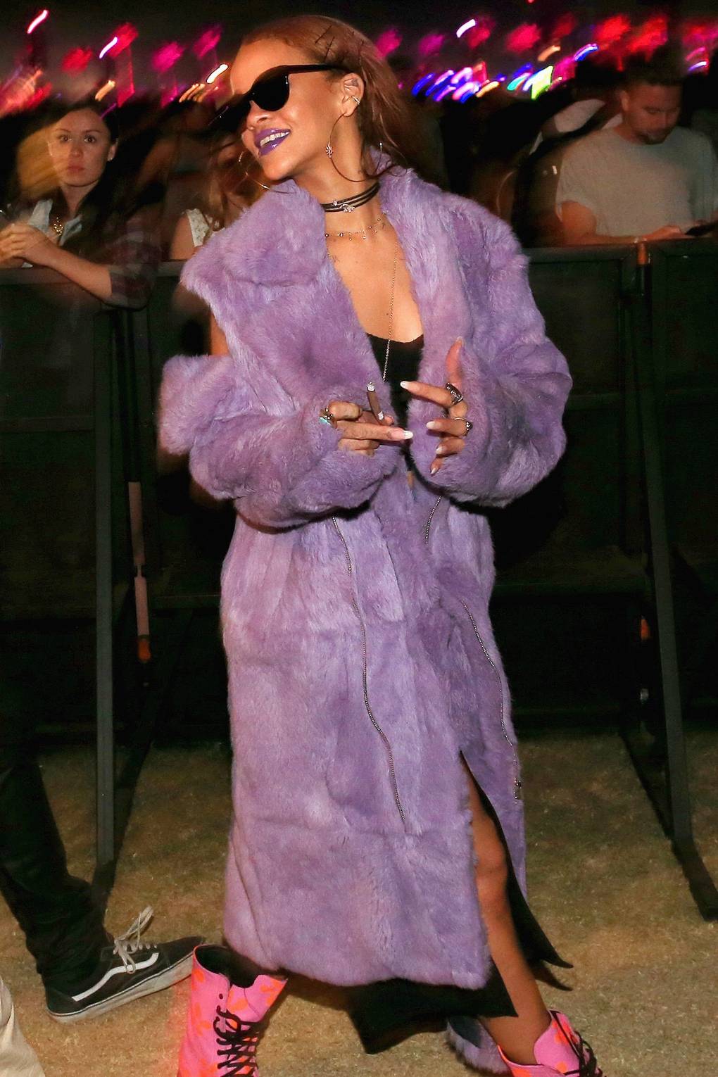 hoc rihanna cach bien hoa khong ngung voi ao khoac ngoai co.1