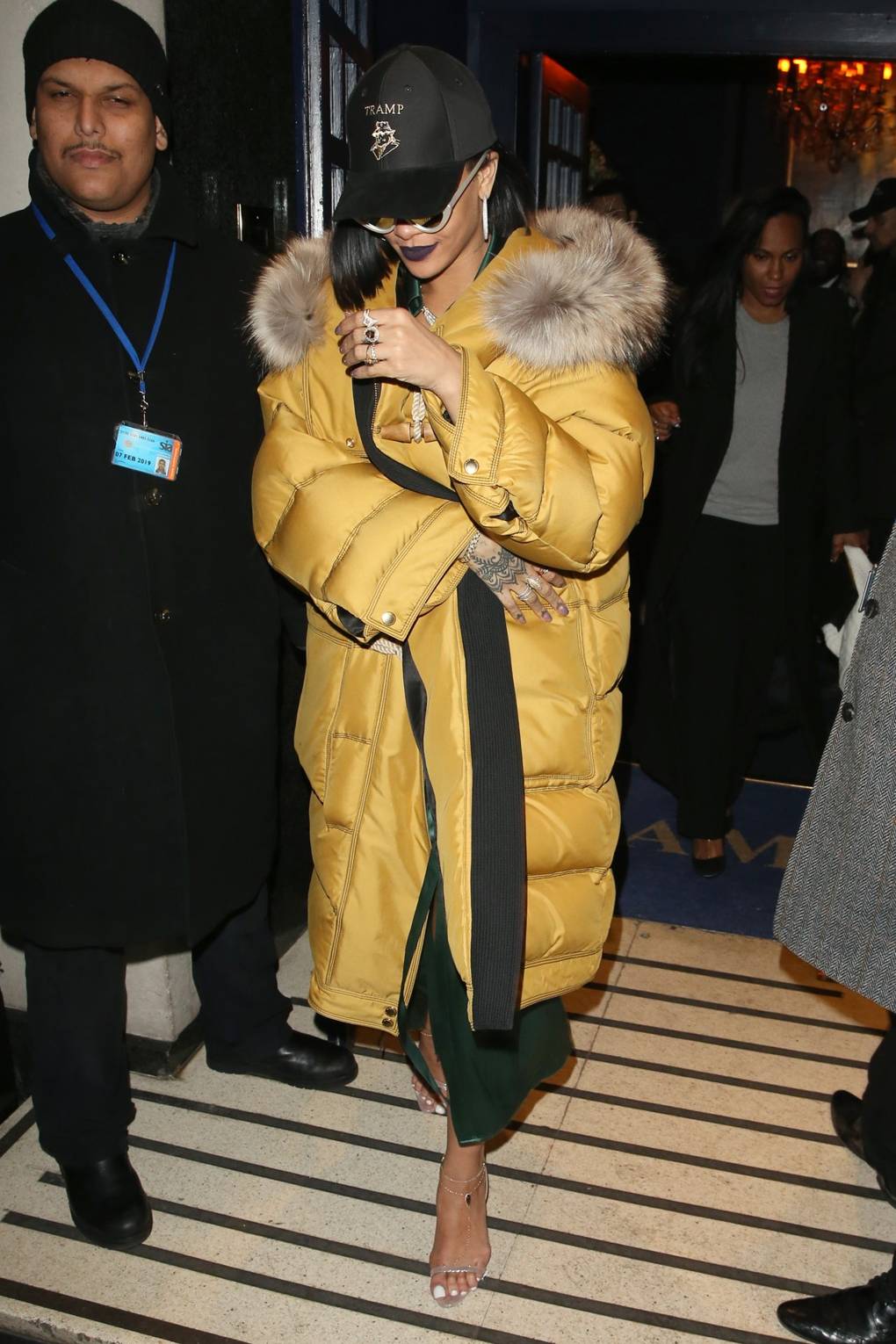 hoc rihanna cach bien hoa khong ngung voi ao khoac ngoai co.2