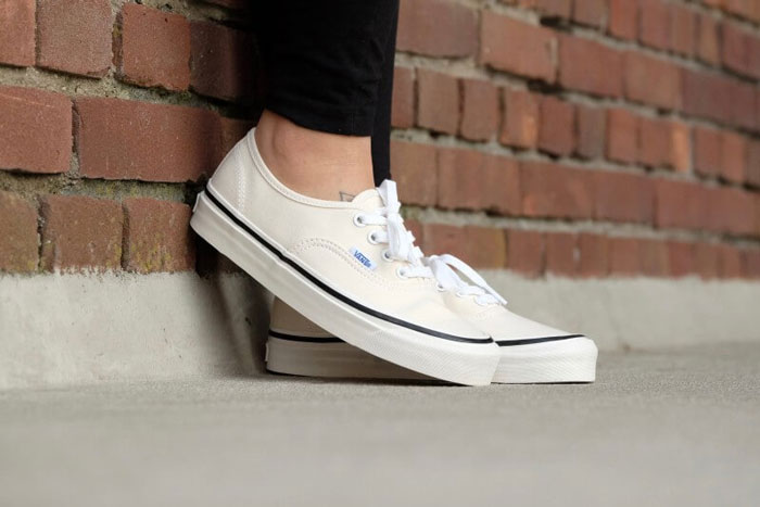 vans all white phien ban basic thanh lich nhung day cuon hut.3