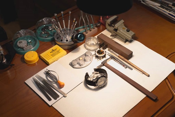 thay mat kinh dong ho can luu y nhung gi.3