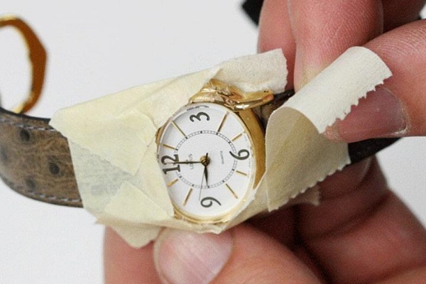 cach danh bong mat kinh dong ho sang nhu moi.7