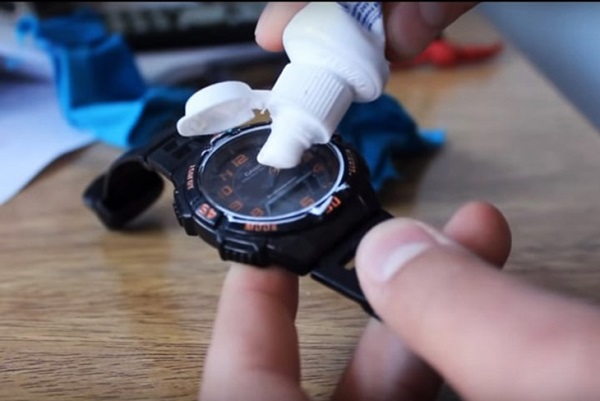 cach danh bong mat kinh dong ho sang nhu moi.6