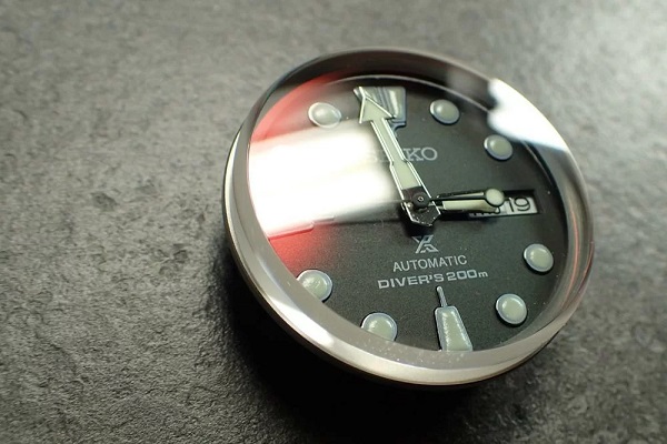 cach danh bong mat kinh dong ho sang nhu moi.4