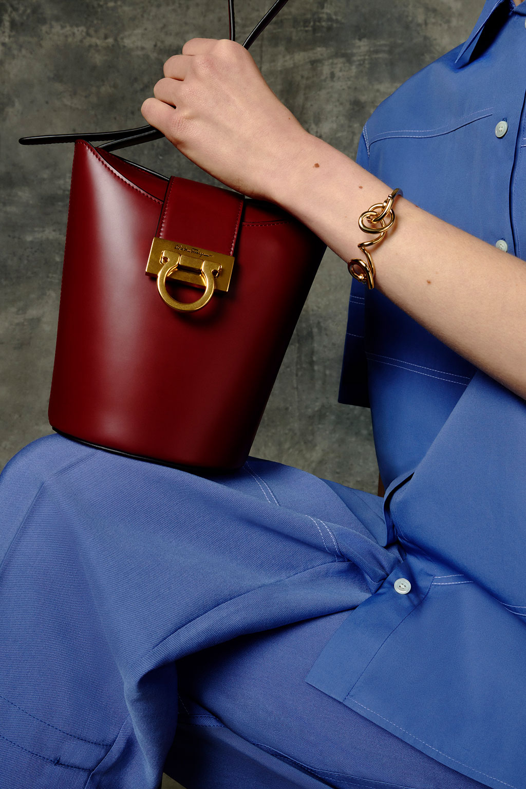 tim hieu ve bieu tuong gancini cua nha ferragamo.2