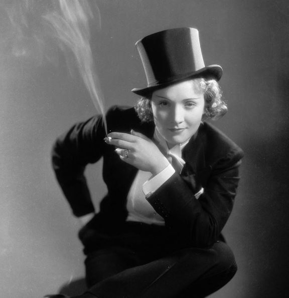 le smoking thiet ke gay tranh cai cua yves saint laurent.3