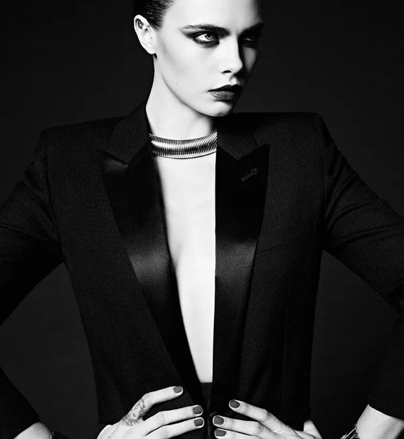 le smoking thiet ke gay tranh cai cua yves saint laurent.2