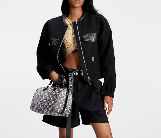 net tre trung duoc tao ra tu nhung chiec tui huyen thoai cua louis vuitton.4