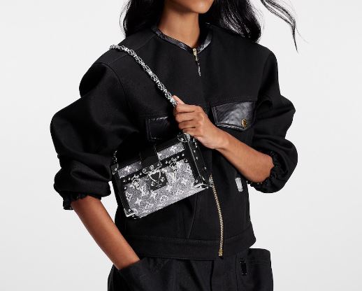 net tre trung duoc tao ra tu nhung chiec tui huyen thoai cua louis vuitton.3