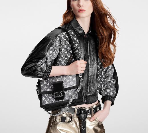 net tre trung duoc tao ra tu nhung chiec tui huyen thoai cua louis vuitton.1