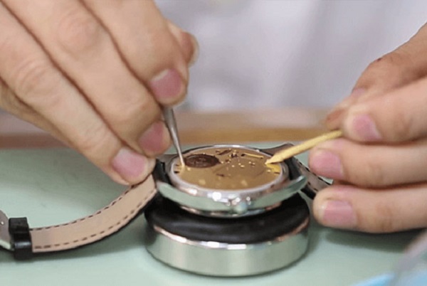 cach thao lap dong ho tai nha ma ban nen biet.3