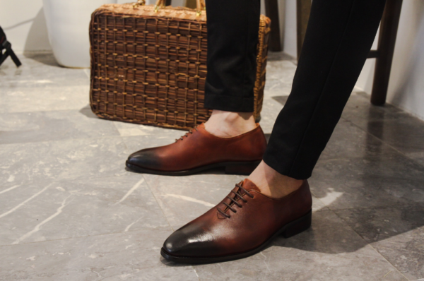 hoc cach phoi do voi giay tay nau cho ve dep lich lam.1