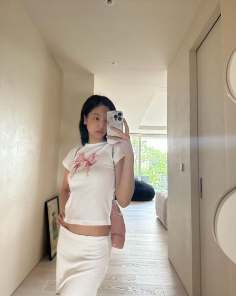 phong cach noi bat khi phoi ao thun graphic cho ban gai.3