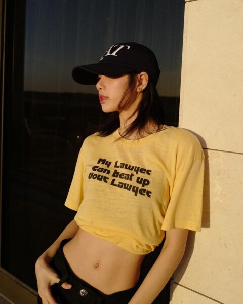 phong cach noi bat khi phoi ao thun graphic cho ban gai.1