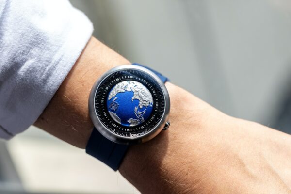 tim hieu thong tin ve dong ho khong kim.2