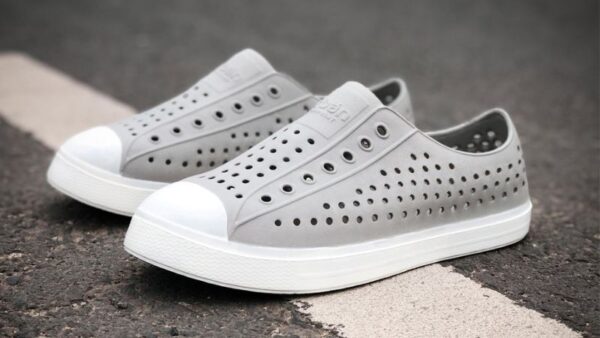 ban nam nen mua nhung doi giay nao.4