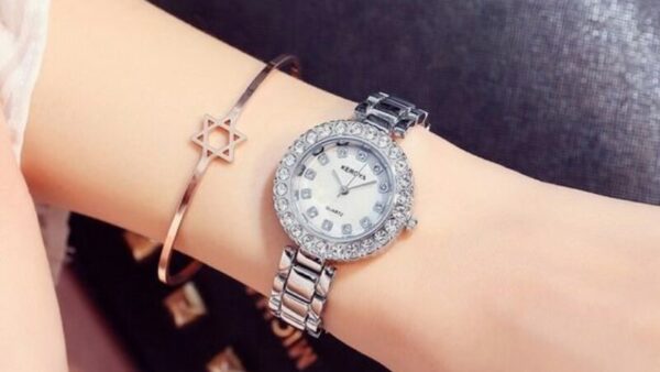 khi deo vong tay roi co nen deo dong ho.2