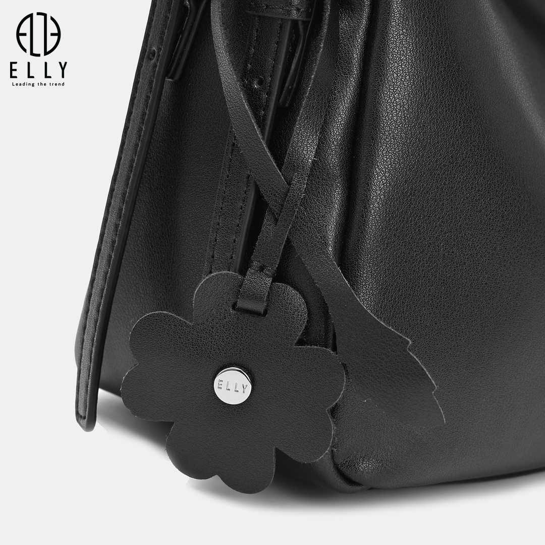 Tag da treo túi thiết kế hình hoa lá mềm mại, tạo điểm nhấn nữ tính và tăng thêm nét duyên dáng cho tổng thể sản phẩm.