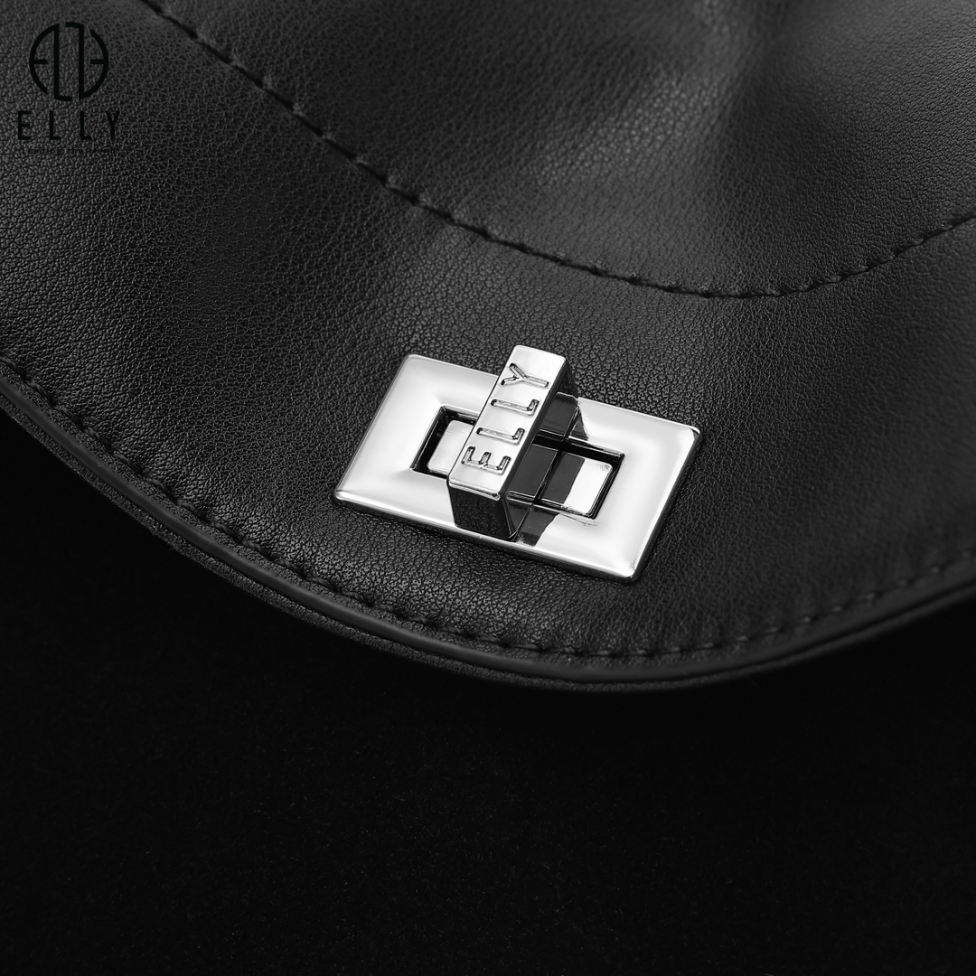 Chốt khóa kim loại sáng bóng khắc logo ELLY tinh tế, thiết kế chắc chắn giúp đóng mở dễ dàng và tăng thêm vẻ sang trọng cho tổng thể chiếc túi.