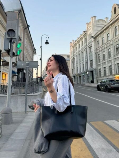 Túi đeo vai nữ: nên dùng khi nào đi chơi, đi làm?