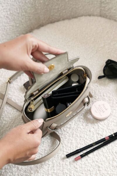 Sức hút từ túi đeo chéo mini: xu hướng thời trang mới